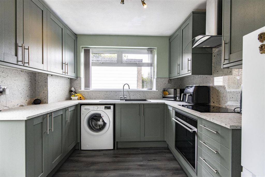Property photo 3 of 17 Re-Fitted Kitchen