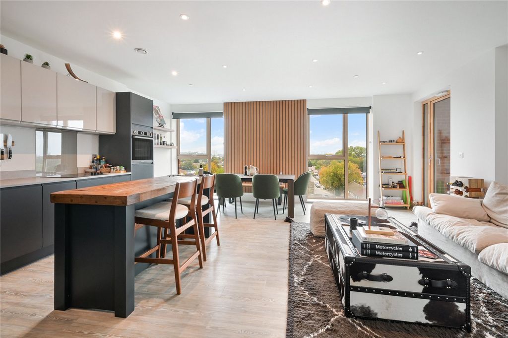 Property photo 2 of 23 Crane Court