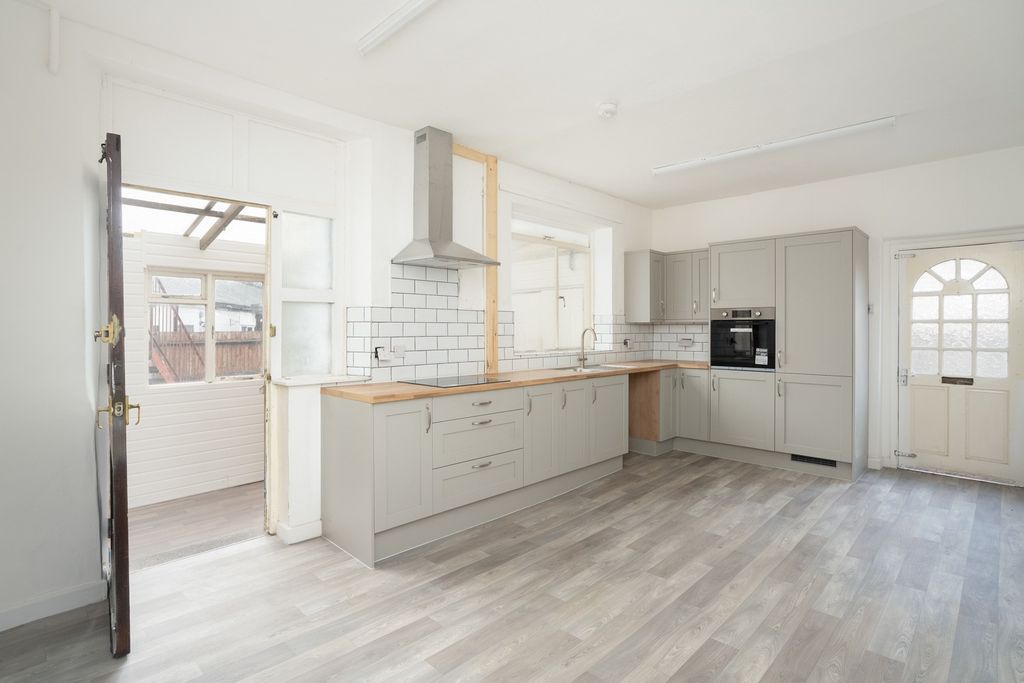 Property photo 3 of 13 5568185