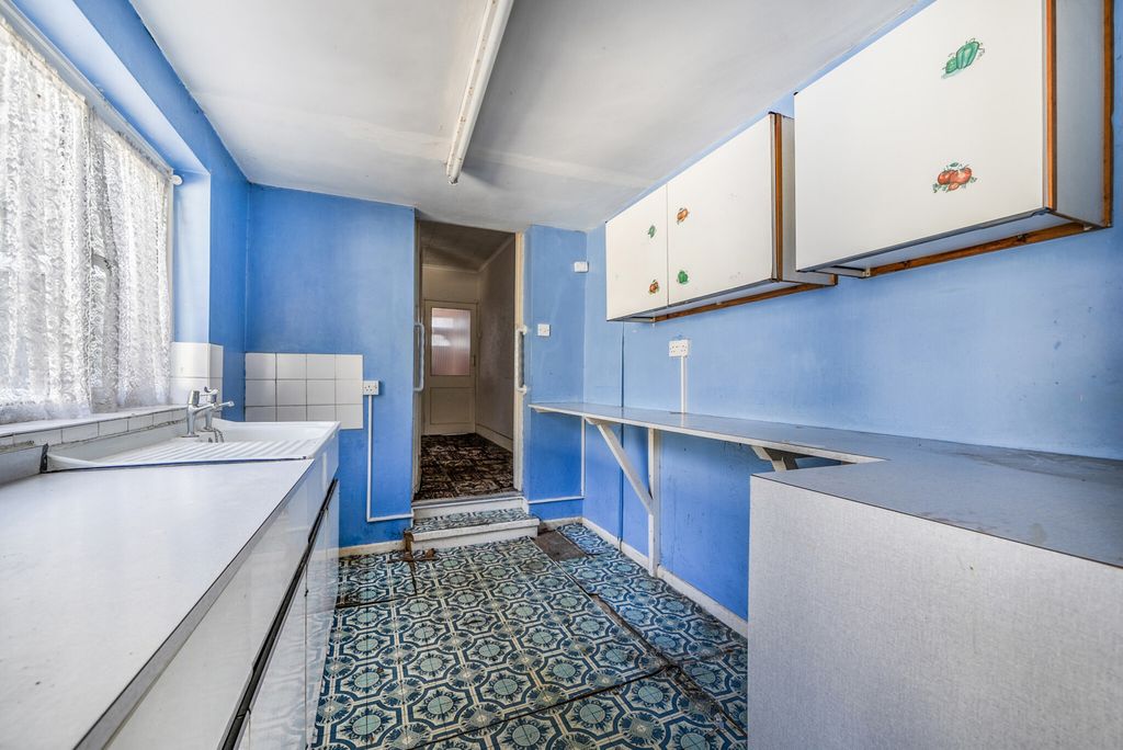 Property photo 3 of 21 1358592-18-68d27F...