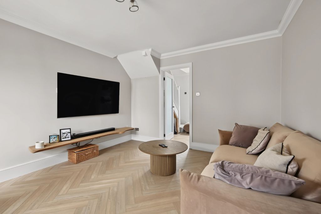 Property photo 2 of 13 5435404