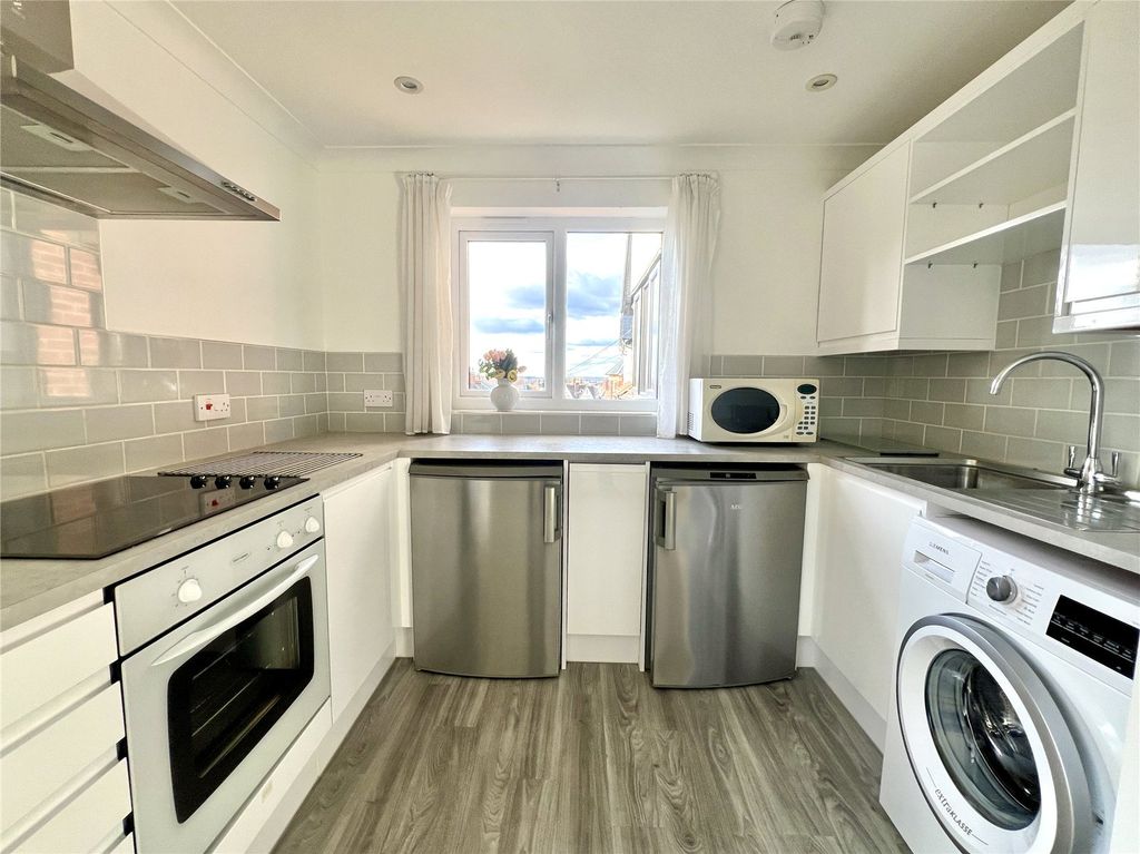 Property photo 3 of 10 Kitchen