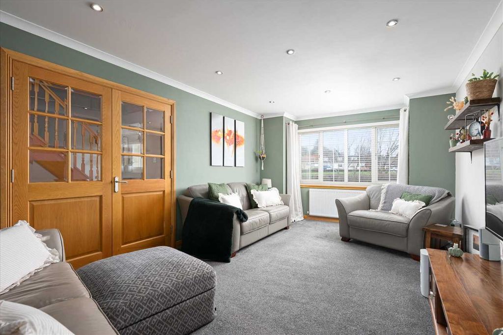 Property photo 2 of 25 Lounge /