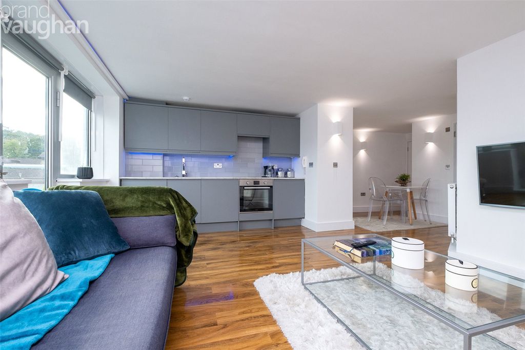 Property photo 3 of 17 Reception