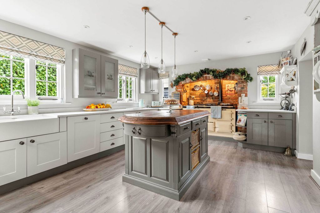 Property photo 2 of 61