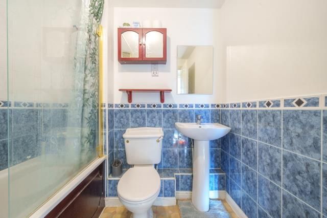 Property photo 2 of 17 Bathroom
