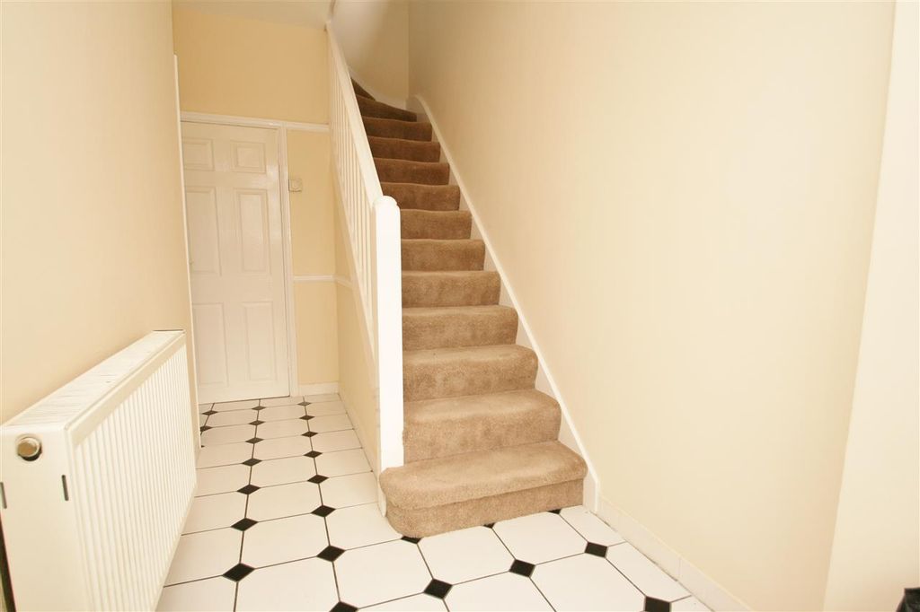Property photo 1 of 11 Hallway