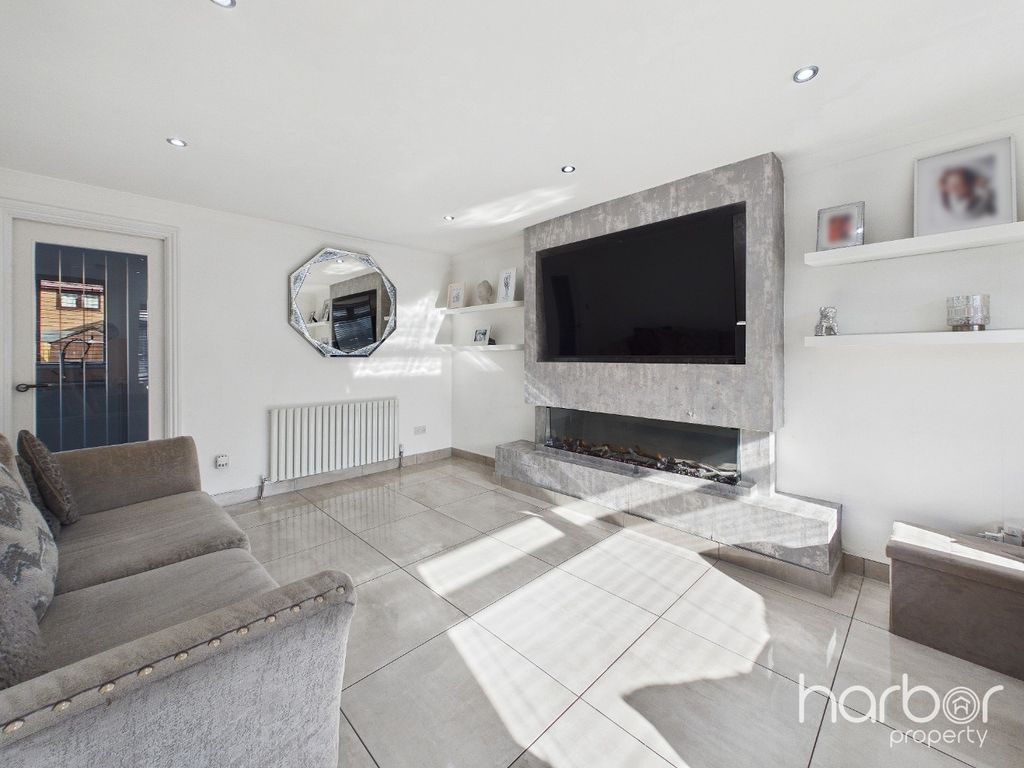 Property photo 2 of 18 4815934