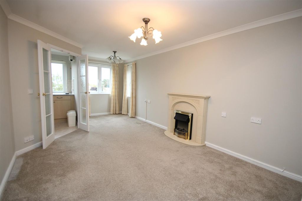 Property photo 2 of 16 Living/Dining Room