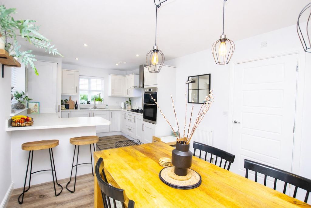 Property photo 2 of 28