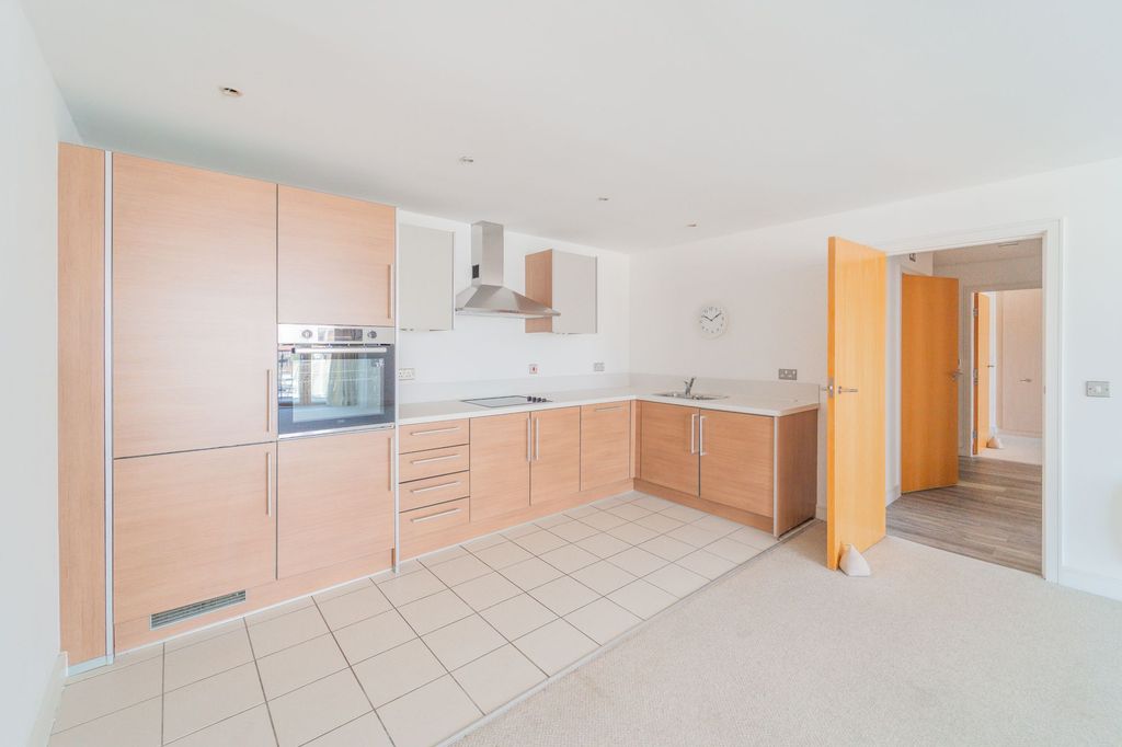 Property photo 3 of 18 Kitchen
