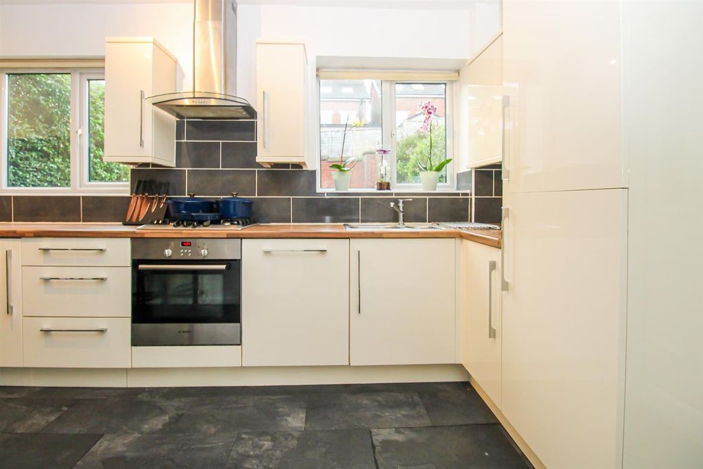 Property photo 3 of 9 Kitchen