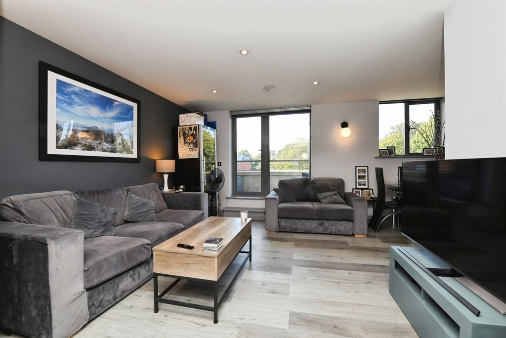 Property photo 2 of 16 Lounge