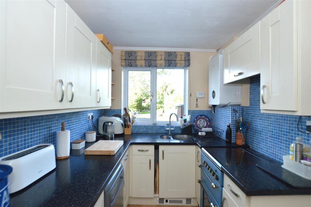 Property photo 2 of 13 16 Park Road Kit.Jpg