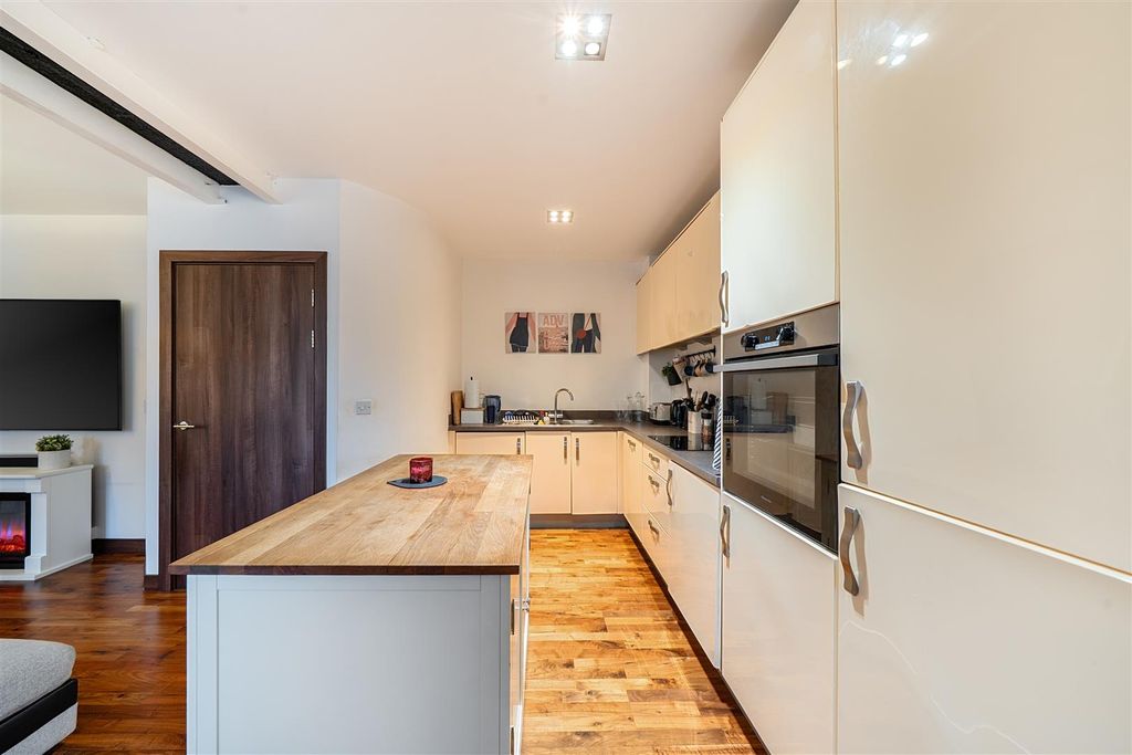 Property photo 3 of 17 Kitchen