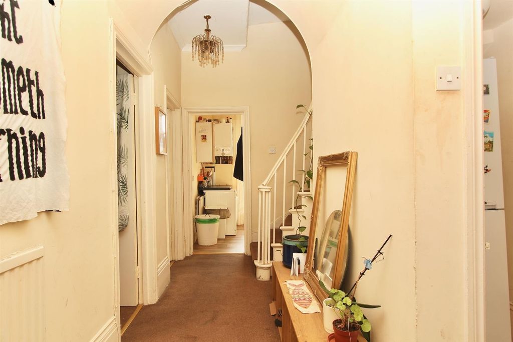 Property photo 3 of 12 Stamford Grove West, N16