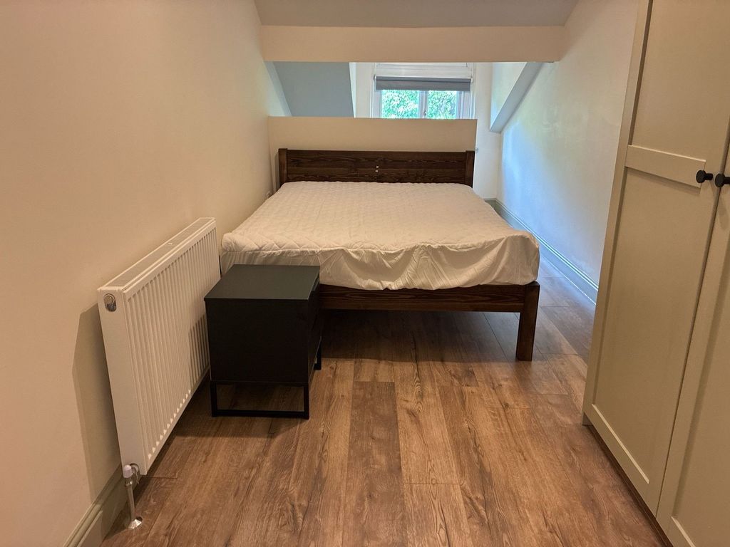 Property photo 1 of 4 Bright Double Bedroom With Modern Wood Flooring...