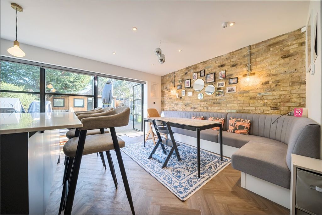 Property photo 2 of 27 Picture No. 24