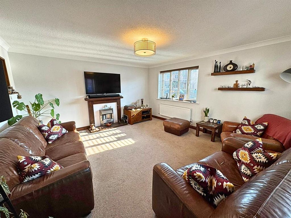 Property photo 2 of 27 Lounge