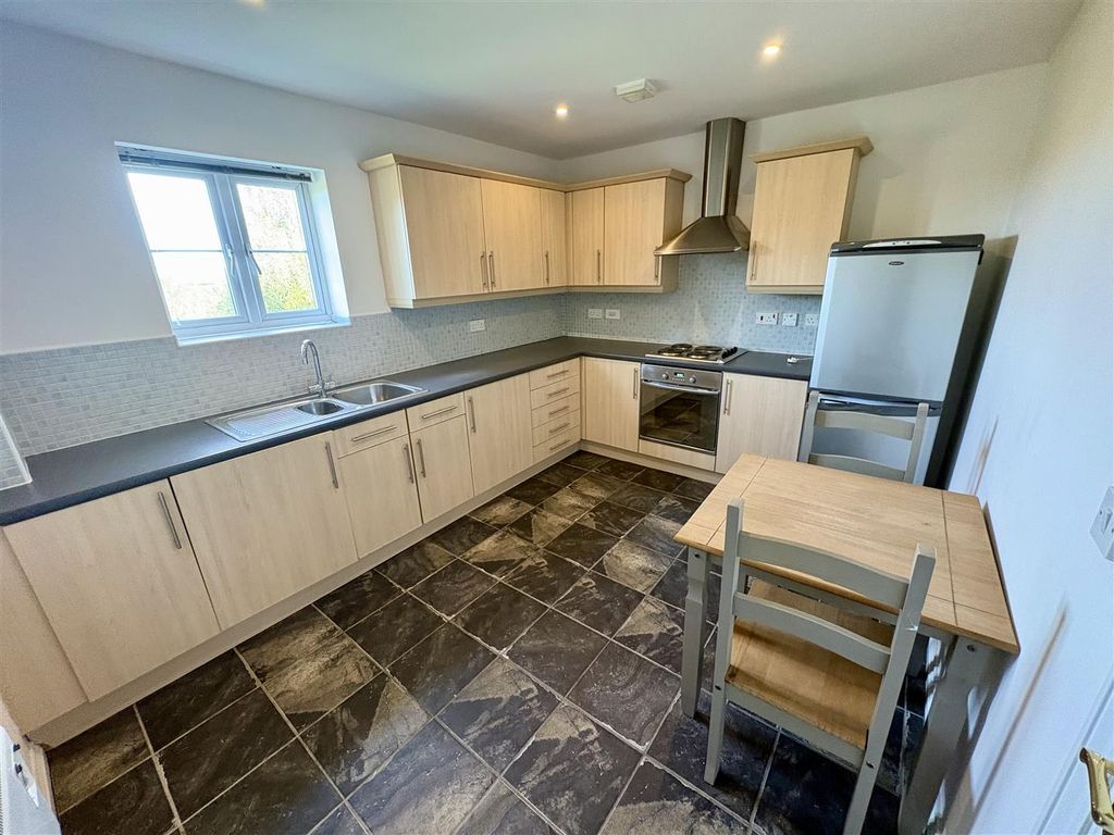 Property photo 3 of 9 Kitchen