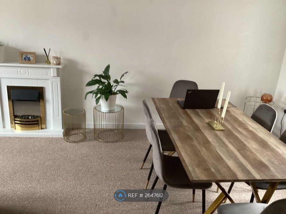 Property photo 3 of 10 Living Room