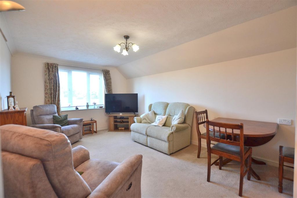 Property photo 2 of 18 Sitting Room.Jpg