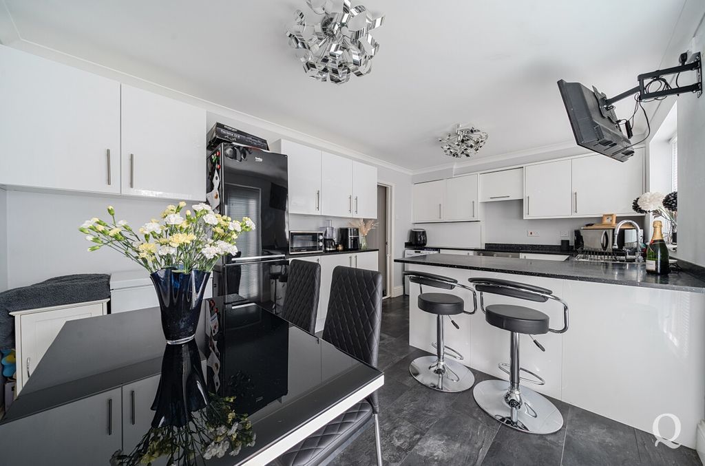 Property photo 3 of 17 6c47Fce1-cd57-426...