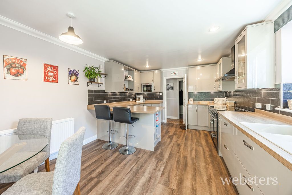 Property photo 2 of 34