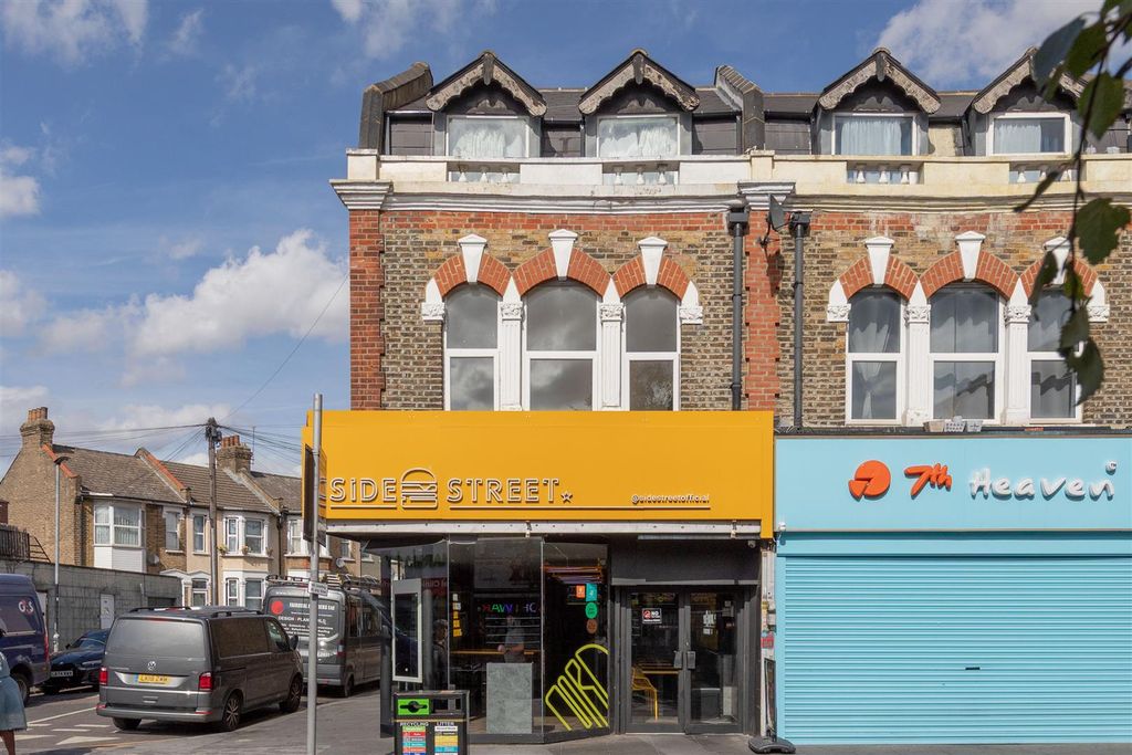 Property photo 2 of 17 Hoe Street, E17