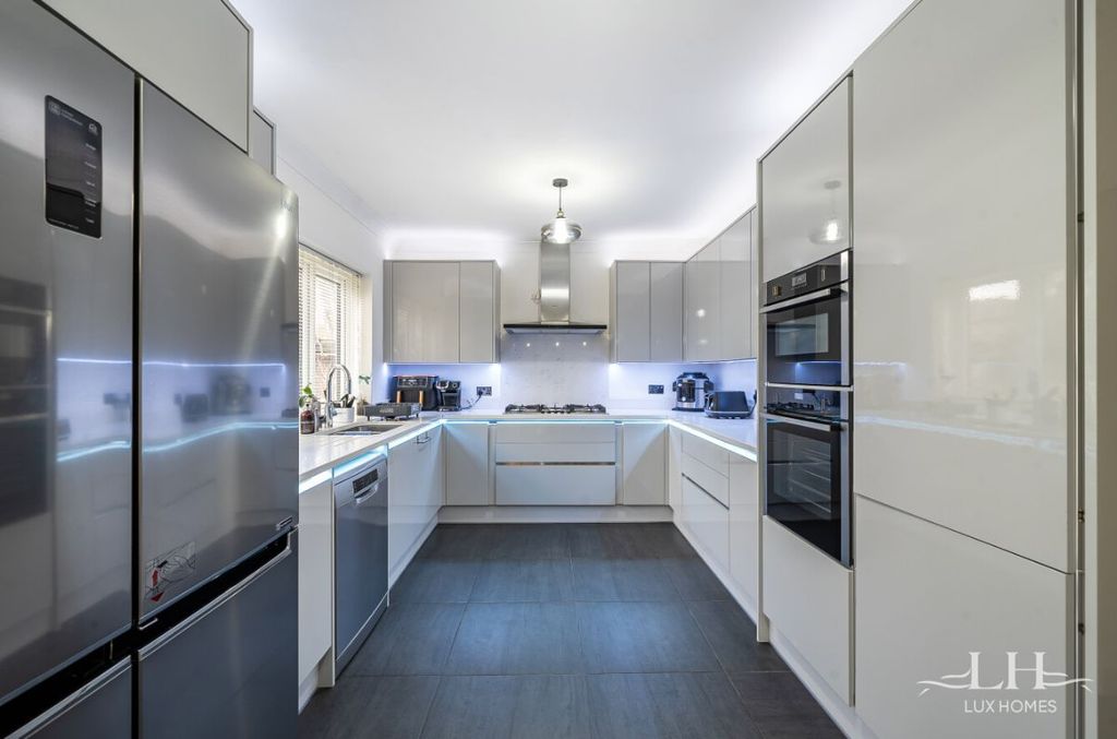 Property photo 2 of 32