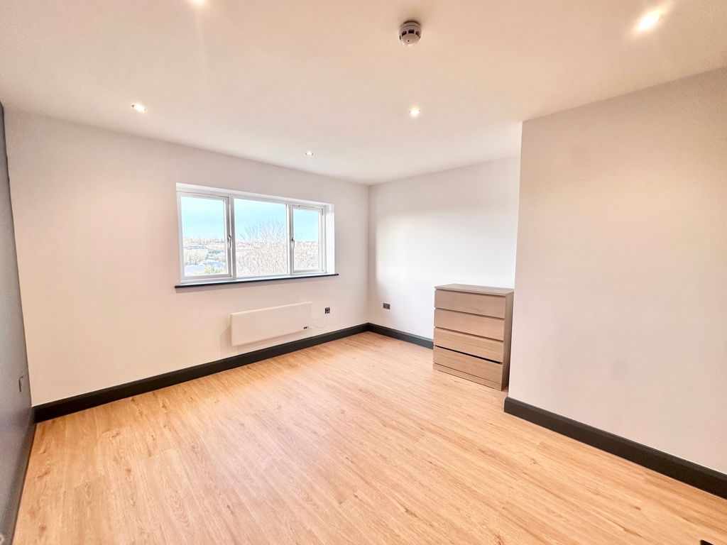 Property photo 1 of 8 Room 6