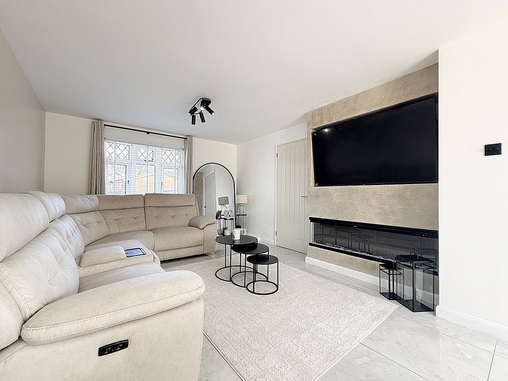 Property photo 3 of 23 Lounge