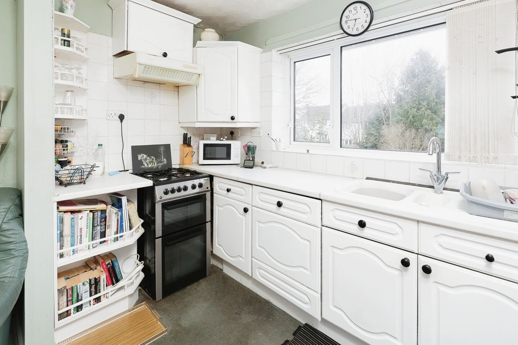 Property photo 2 of 9 Kitchen
