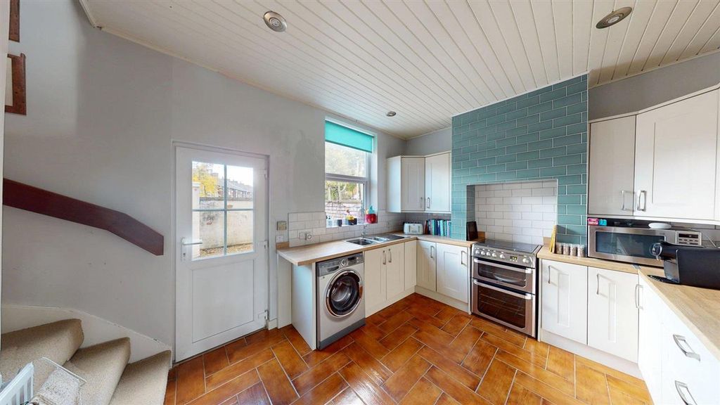 Property photo 3 of 11 Kitchen