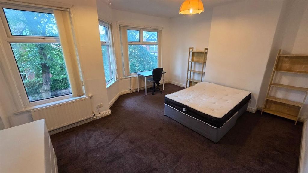 Property photo 2 of 15 Bright Double Bedroom With A Large Bay Window Offe...
