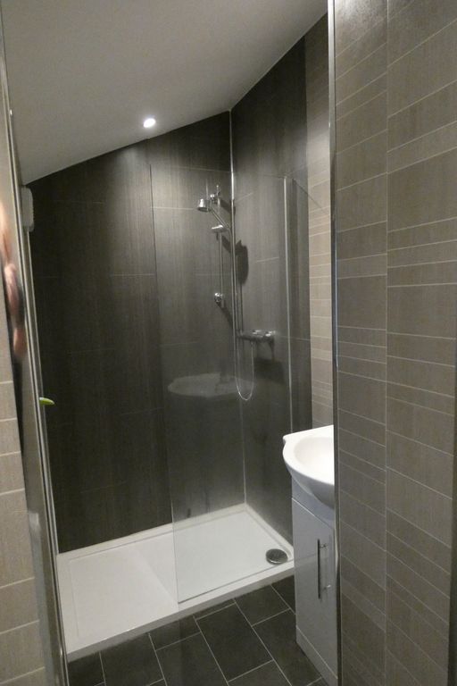 Property photo 1 of 9 Bathroom 
