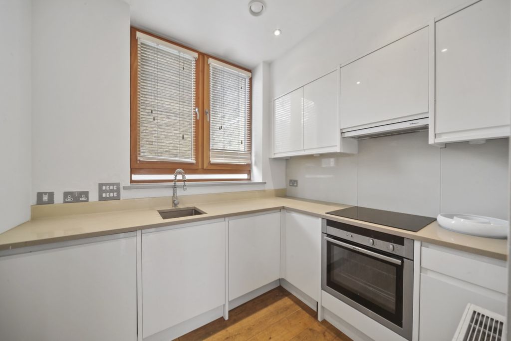 Property photo 2 of 11 916574
