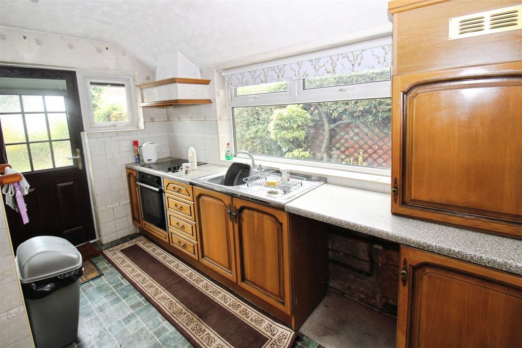 Property photo 3 of 19 Kitchen