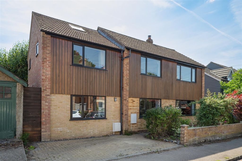 Property photo 1 of 24 Cromwell Road, Canterbury