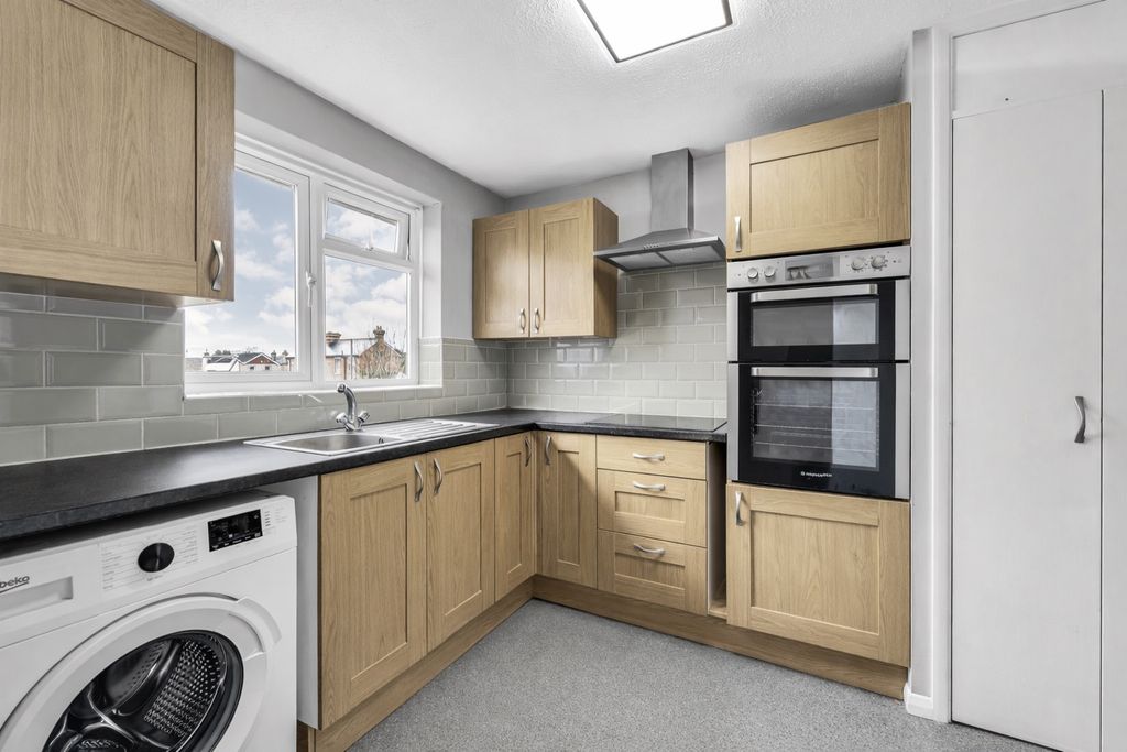 Property photo 2 of 9 5 Canterbury Kitchen