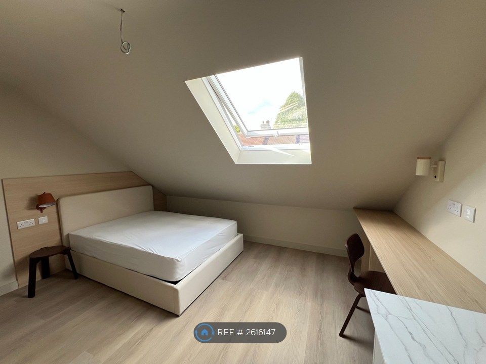 Property photo 1 of 11 Room 6 - Top Floor With Private Kitchenette
