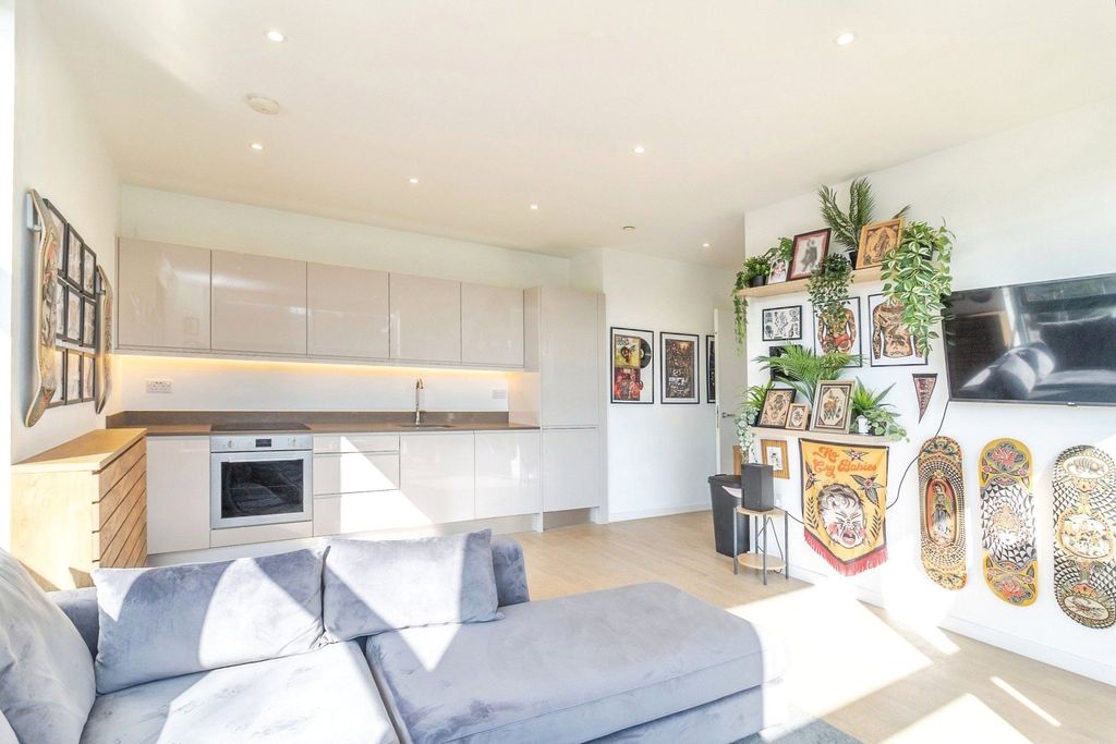 Property photo 3 of 16 Pbox-Img.Jpg