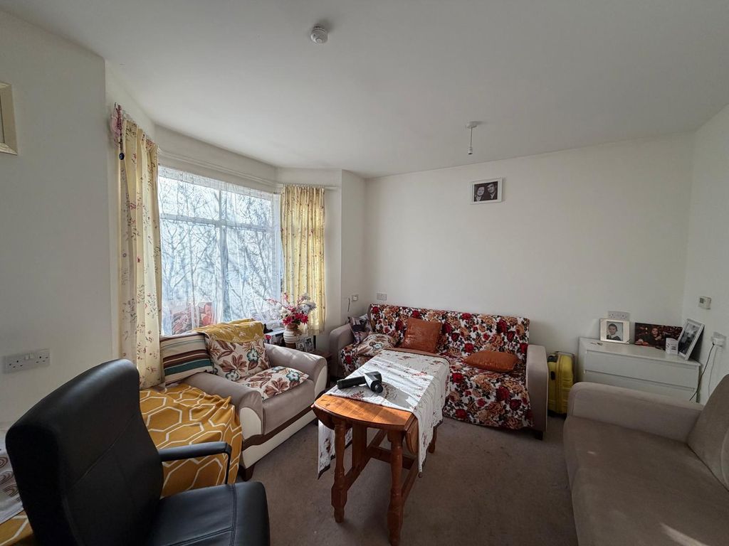 Property photo 1 of 24 Photo 6