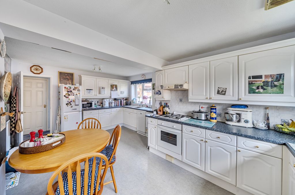 Property photo 3 of 13 1349588-24-68Beeb...