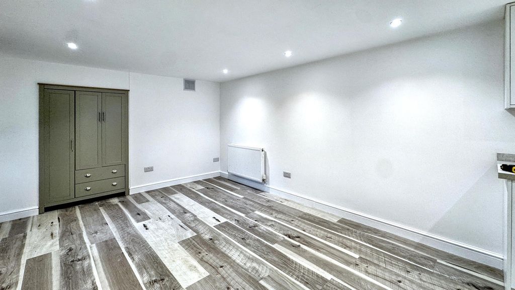 Property photo 1 of 7 Bright, Newly Refreshed Double Bedroom With Modern...