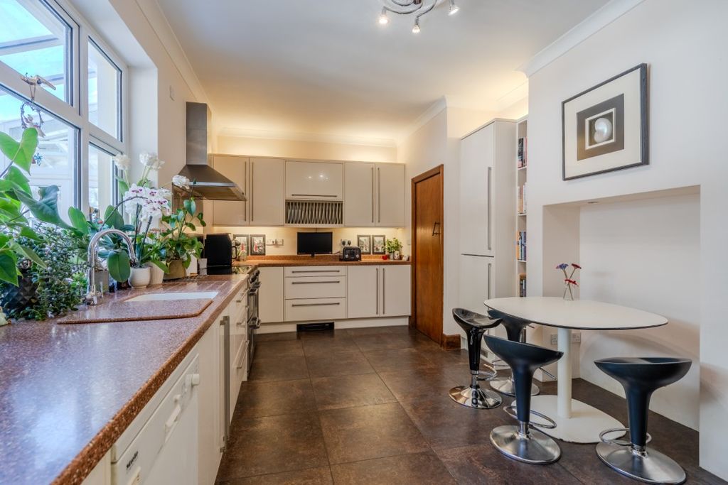 Property photo 2 of 32