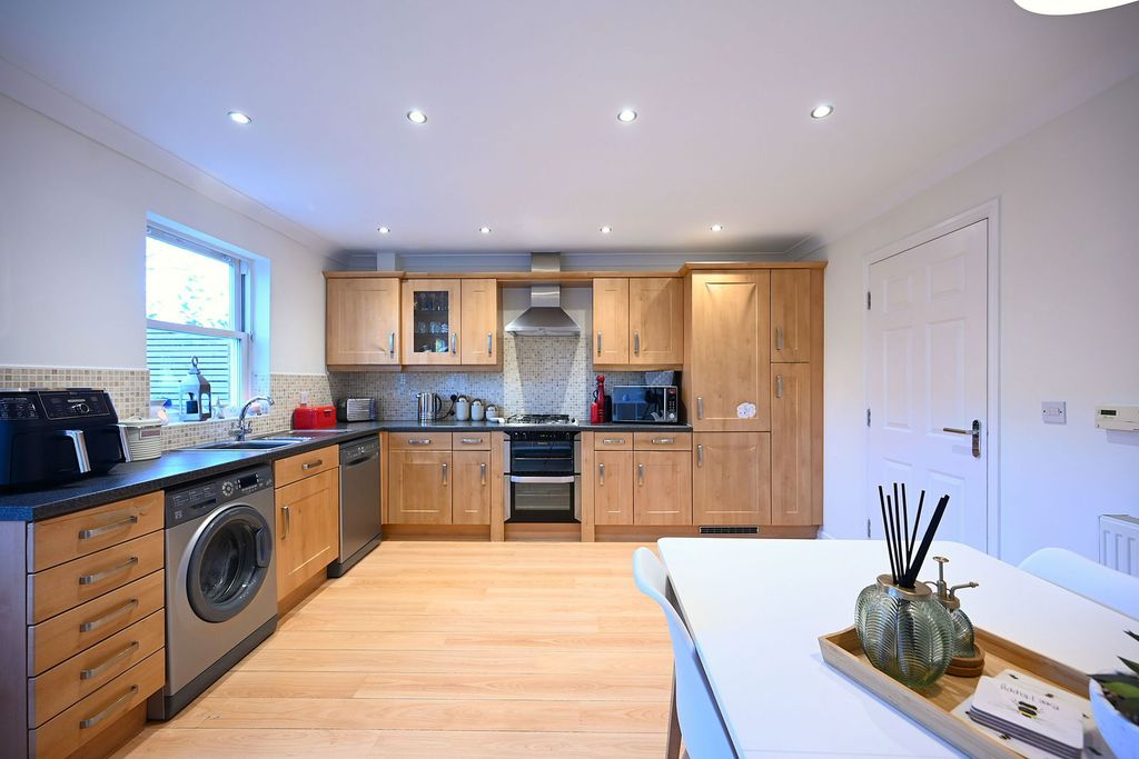 Property photo 2 of 27
