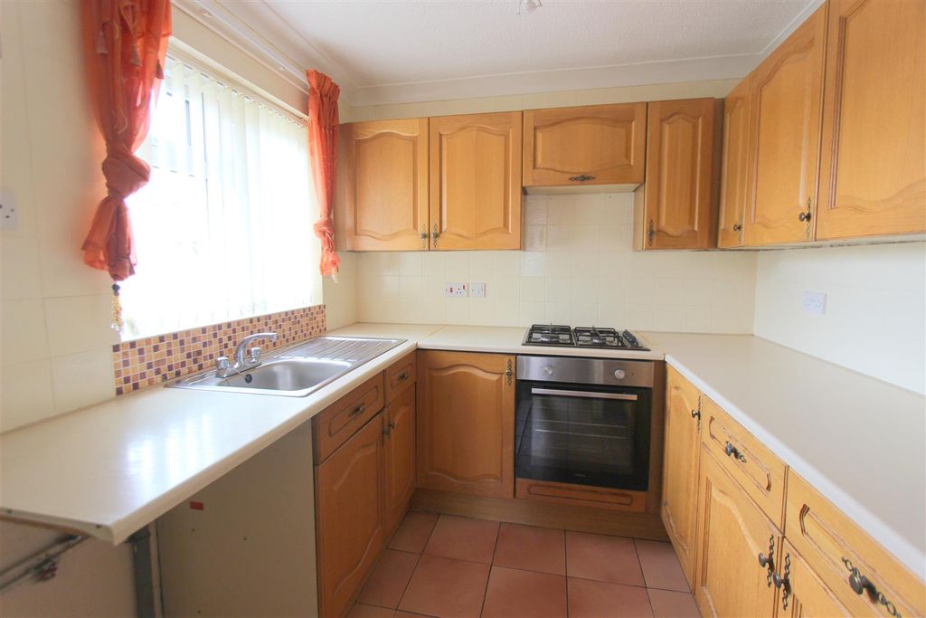 Property photo 3 of 8 Kitchen