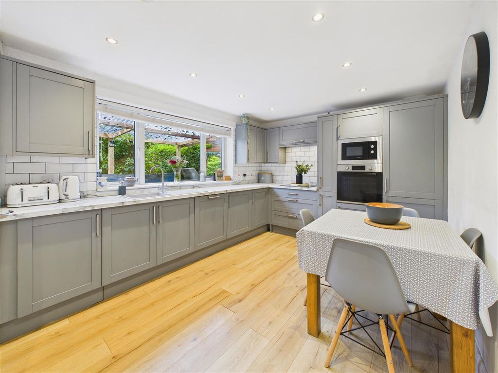Property photo 2 of 9 Kitchen
