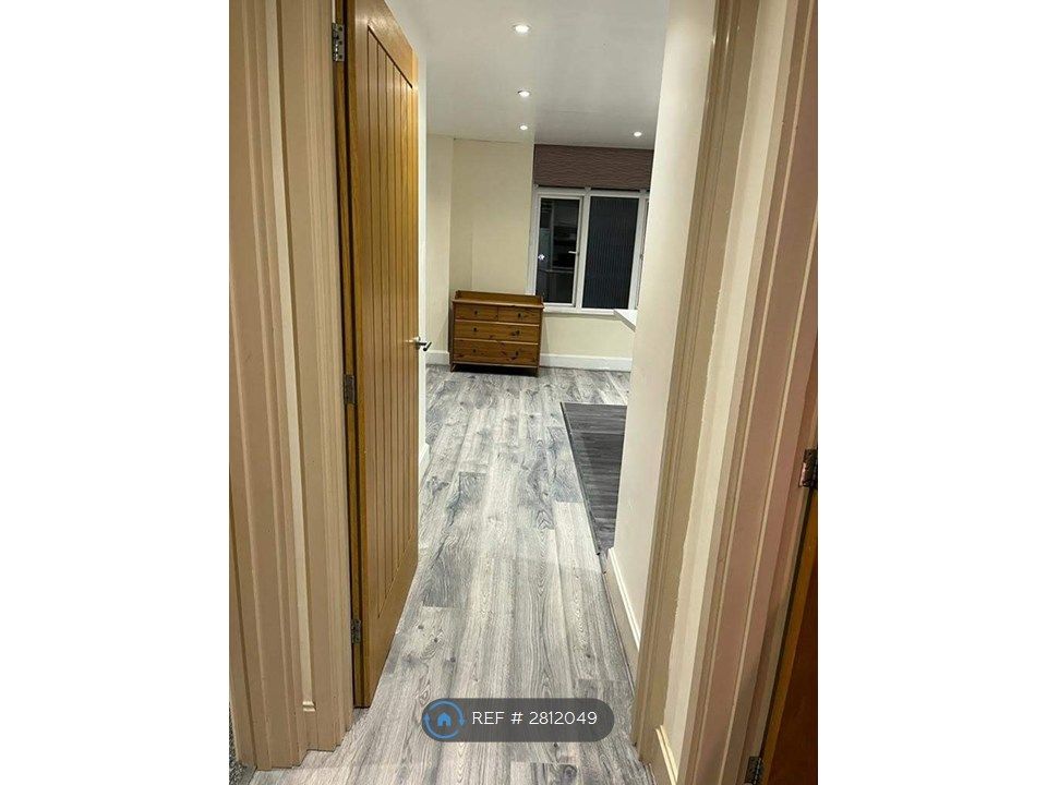 Property photo 2 of 5 Hallway/Corridoor